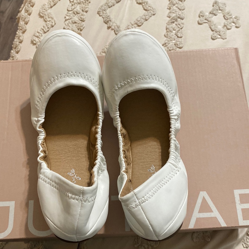 Women’s white ballet flats slip on shoes
